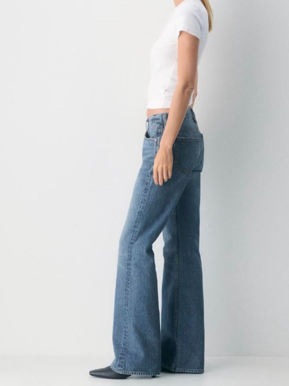 Denim Forum The '00s Lo-Rise Flare Jeans Medium Wash 5 Year Kiss n Tell 25 $138
